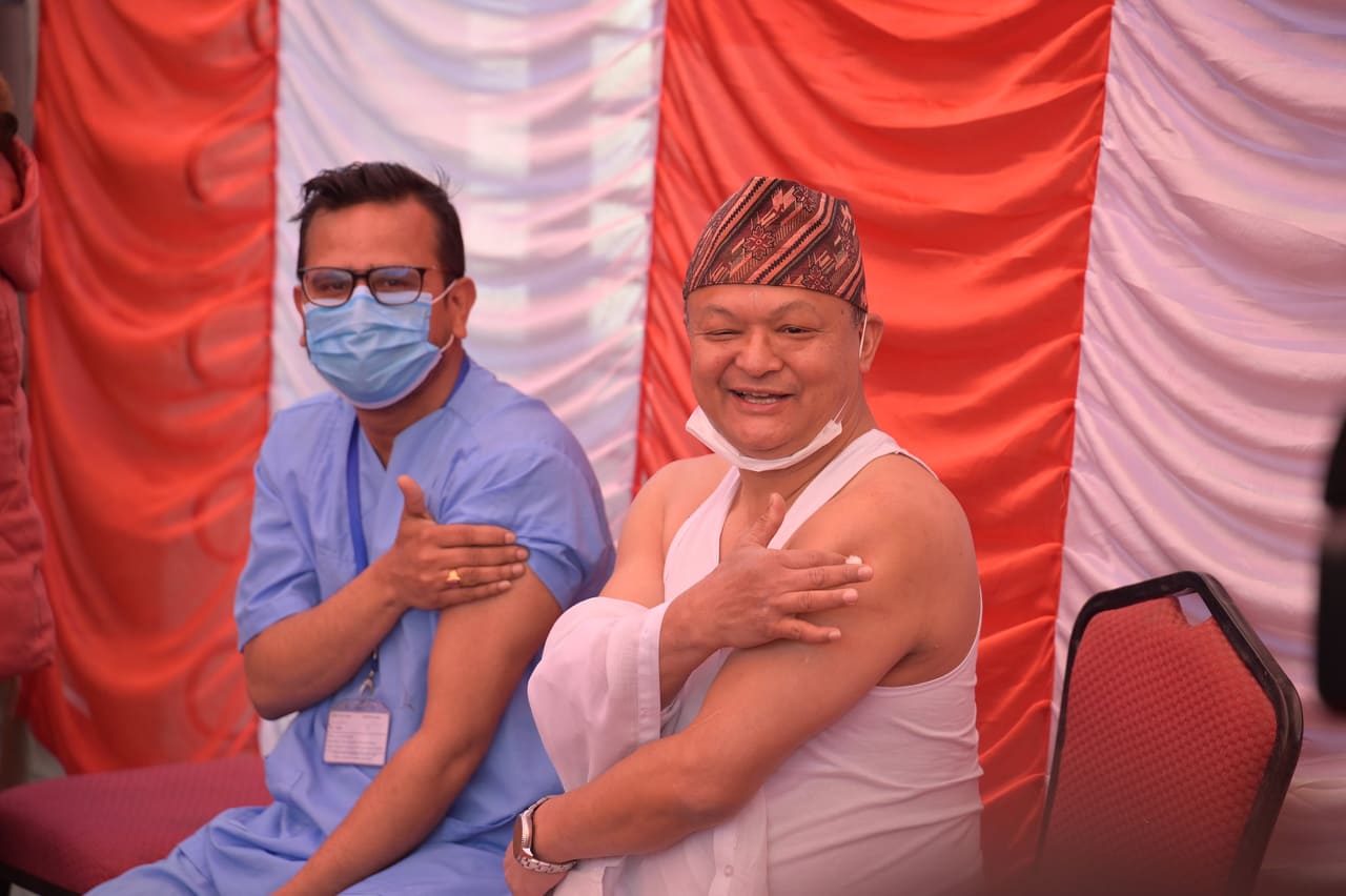 चिकित्सकद्वय सागर र अनुपले लगाए कोरोनाविरुद्धको खोप